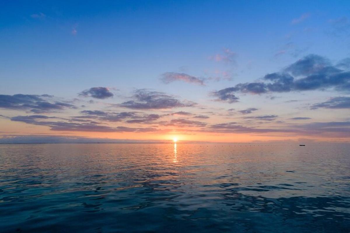 un tramonto su un grande specchio d'acqua