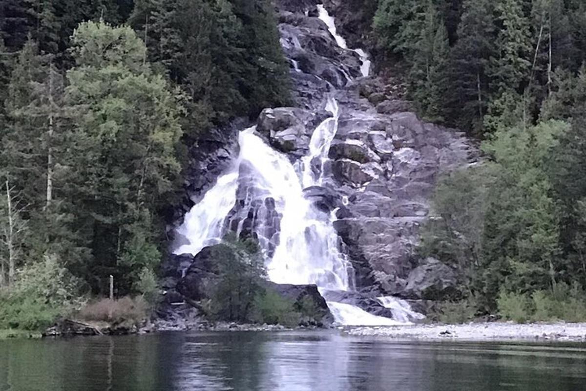 air terjun di tengah-tengah sungai