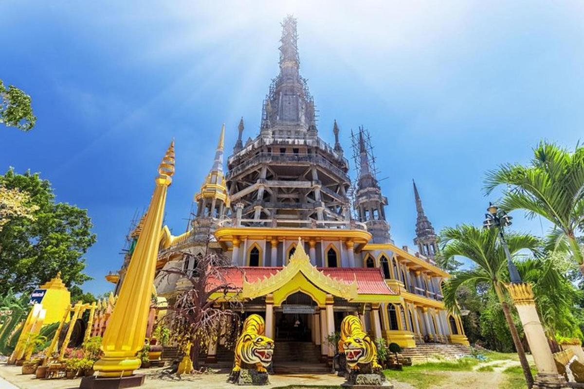 un grande edificio con una torre in cima