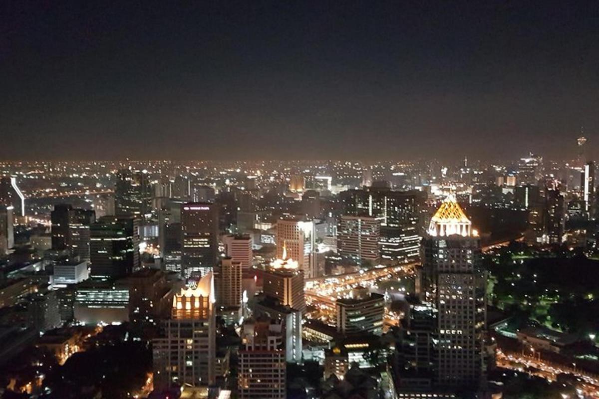gece ışıklı bir şehrin görünümü