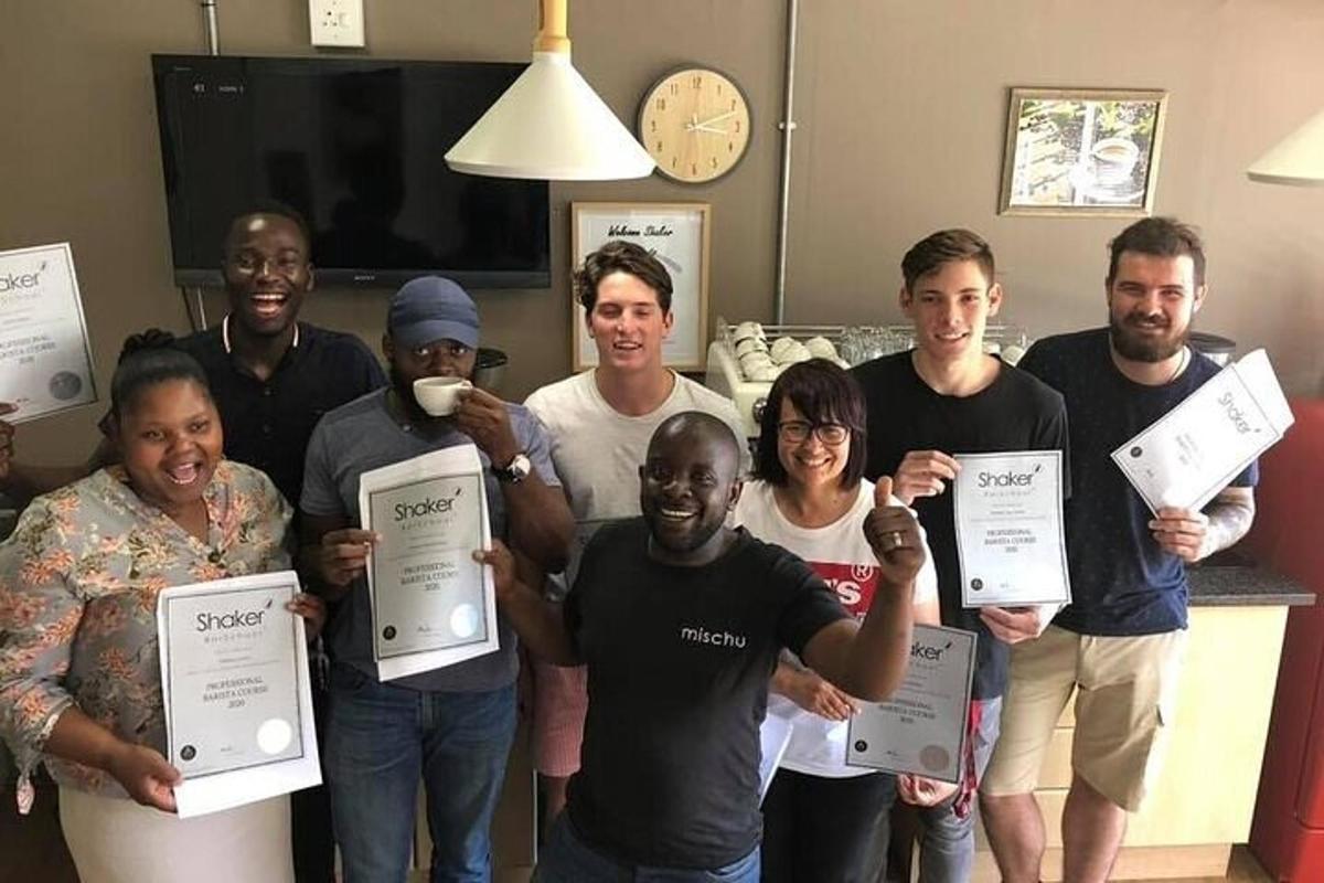 skupina lidí držících papírové certifikáty