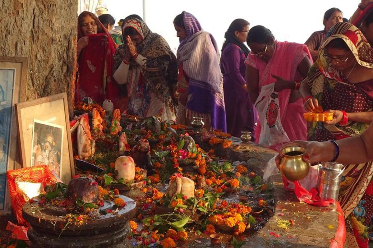 un grup de persones al voltant d'una taula amb flors