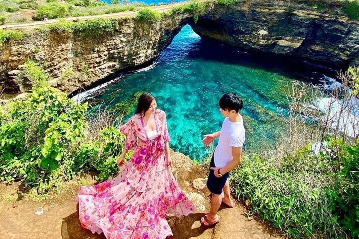 Un niño y una niña de pie junto a un cuerpo de agua
