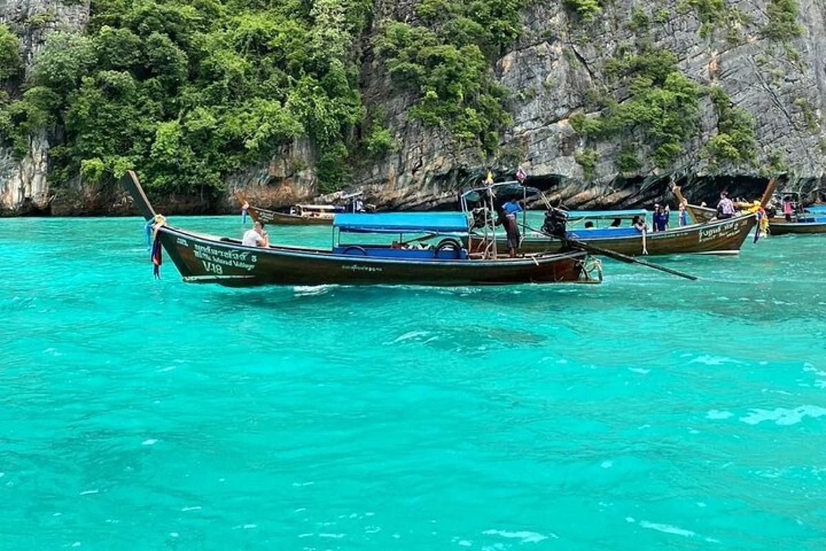 Dos barcos en el agua con gente en ellos
