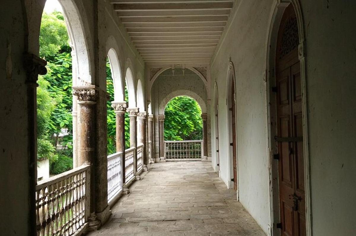 an empty hallway of an old building with arches