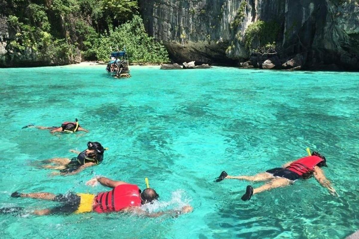 un gruppo di persone e un cane in acqua