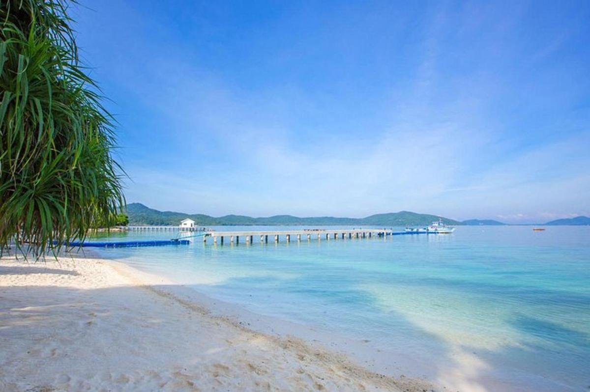 pantai dengan jeti di dalam air