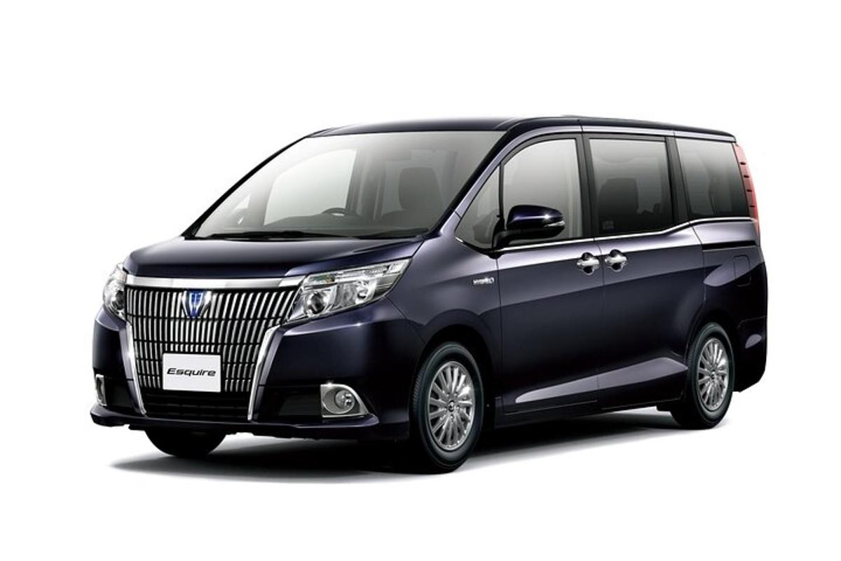 sebuah minivan biru diasingkan pada latar belakang putih