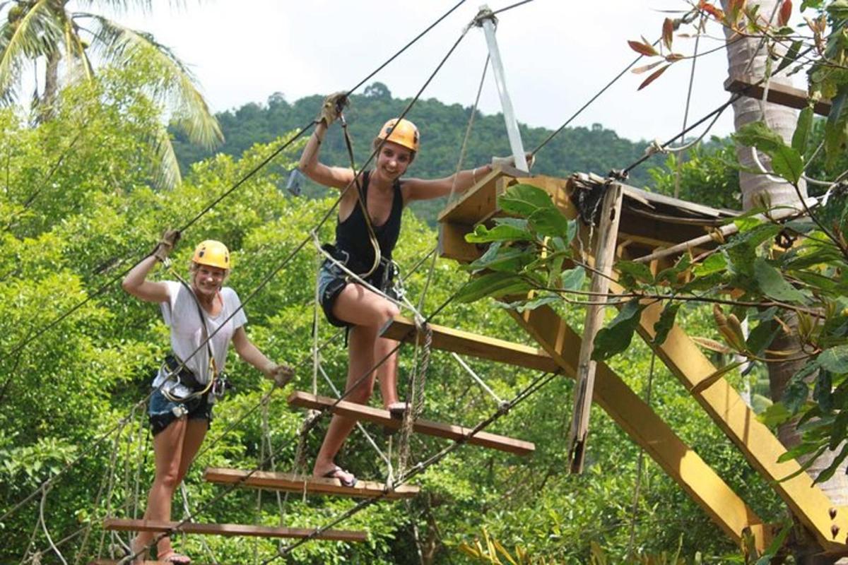 moški in ženska na ziplineu v džungli
