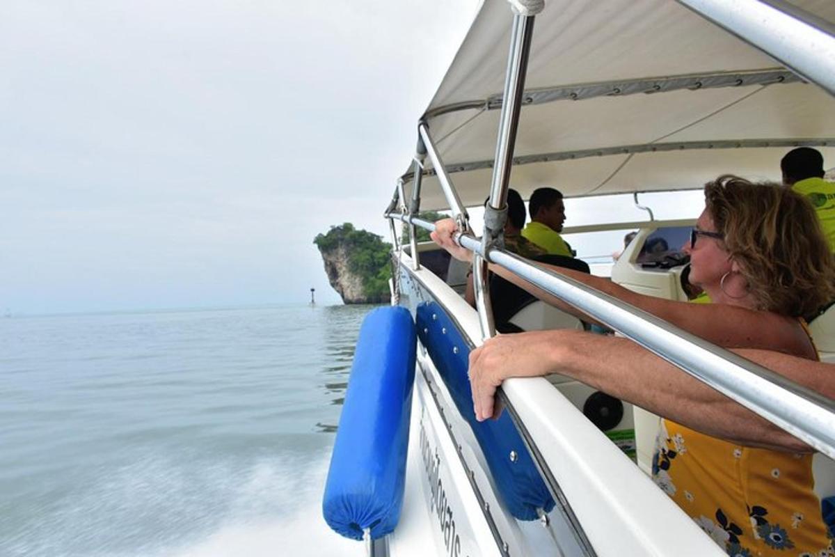 um homem em um barco olhando para o oceano
