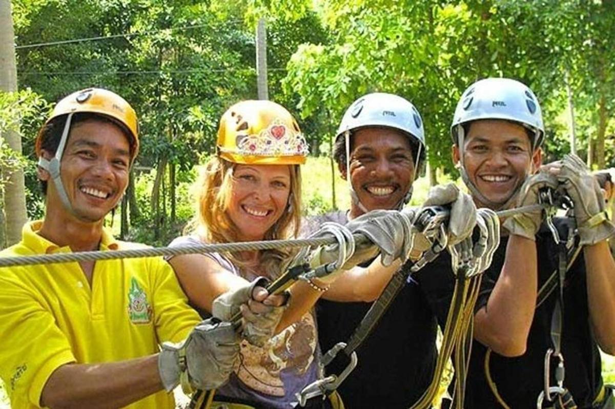 skupina ljudi na ziplineu