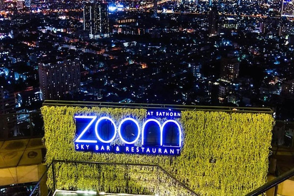 un panneau pour le restaurant à six bars la nuit