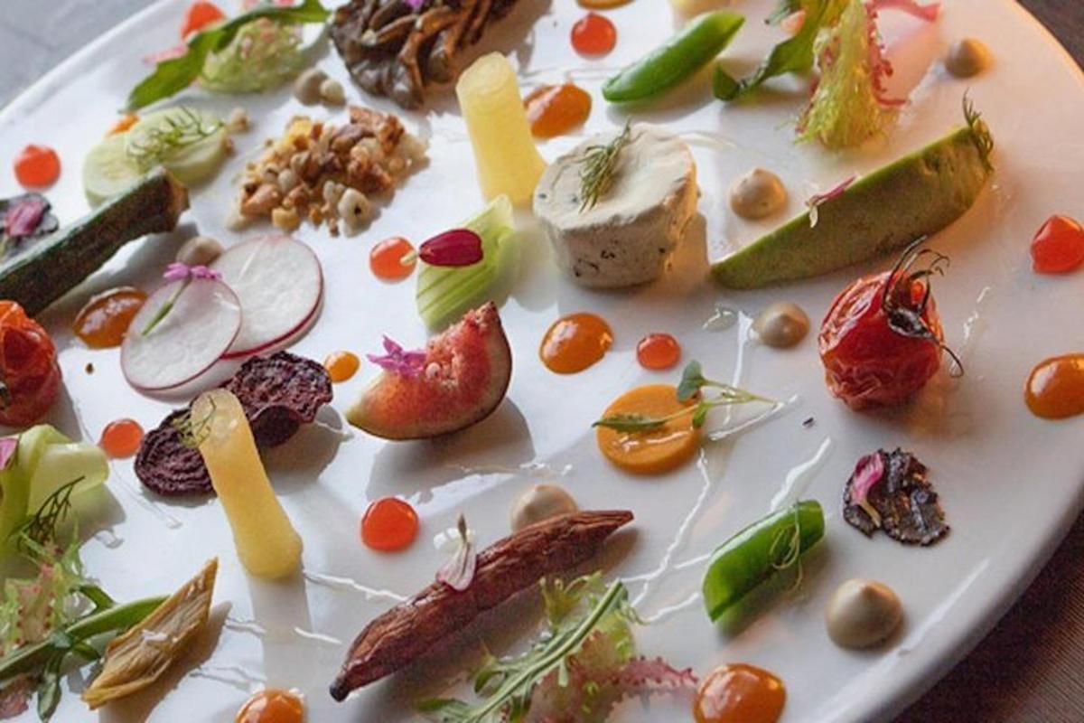 une assiette blanche avec différents types de légumes dessus