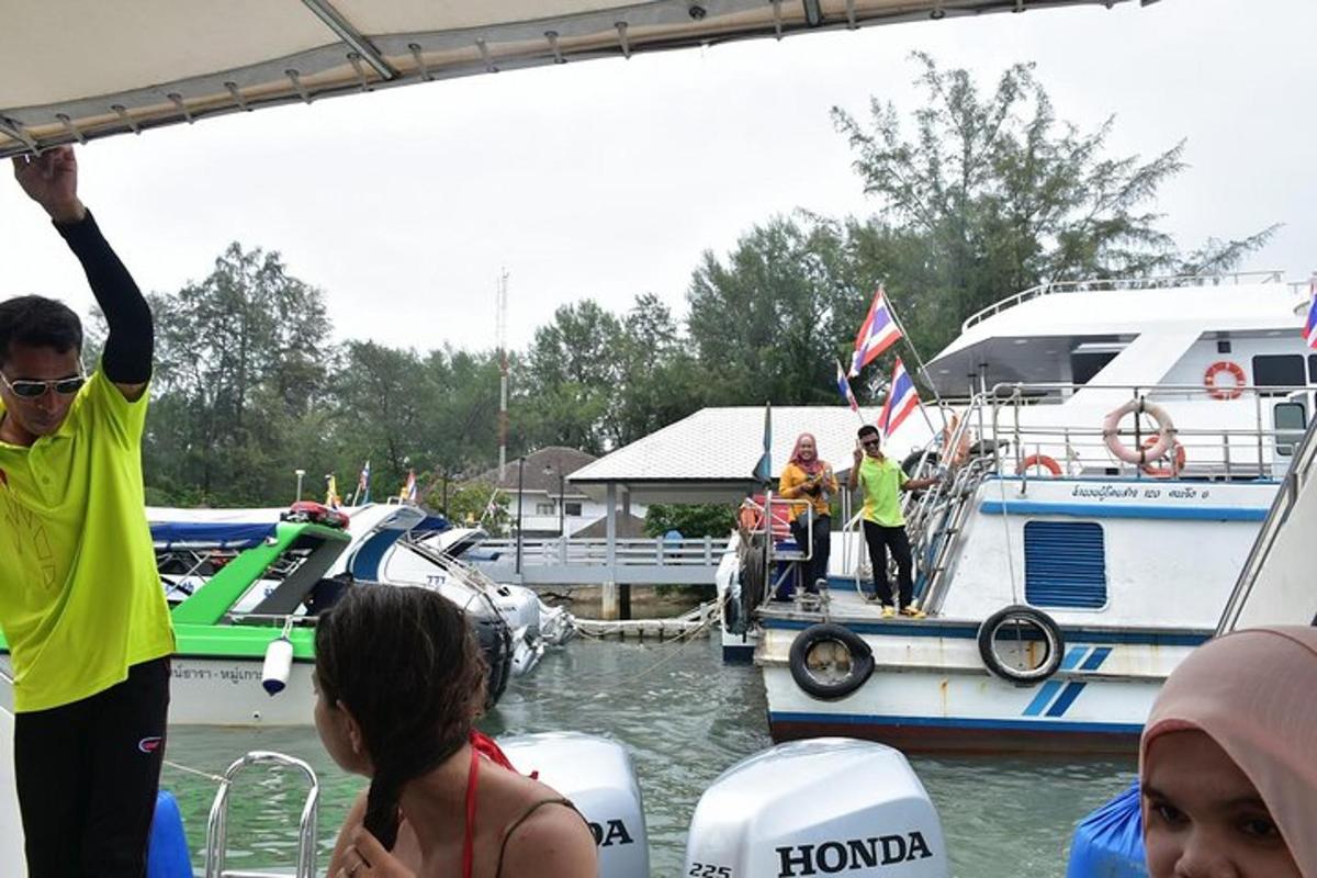 um grupo de pessoas em um barco na água