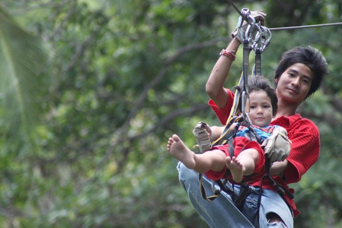 ženska in otrok na ziplineu