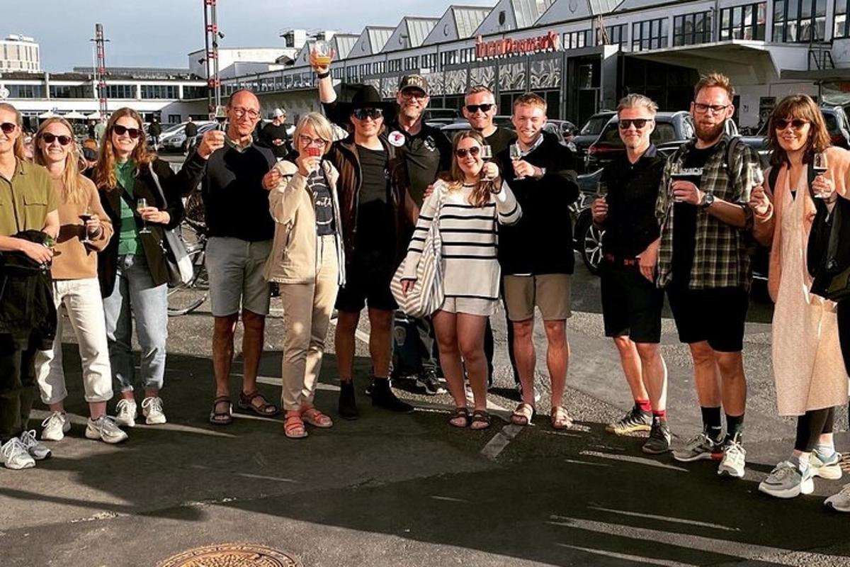 un grup de persones posant per a una foto al carrer