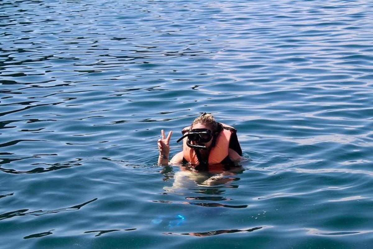 ένα άτομο στο νερό με μάσκα κατάδυσης