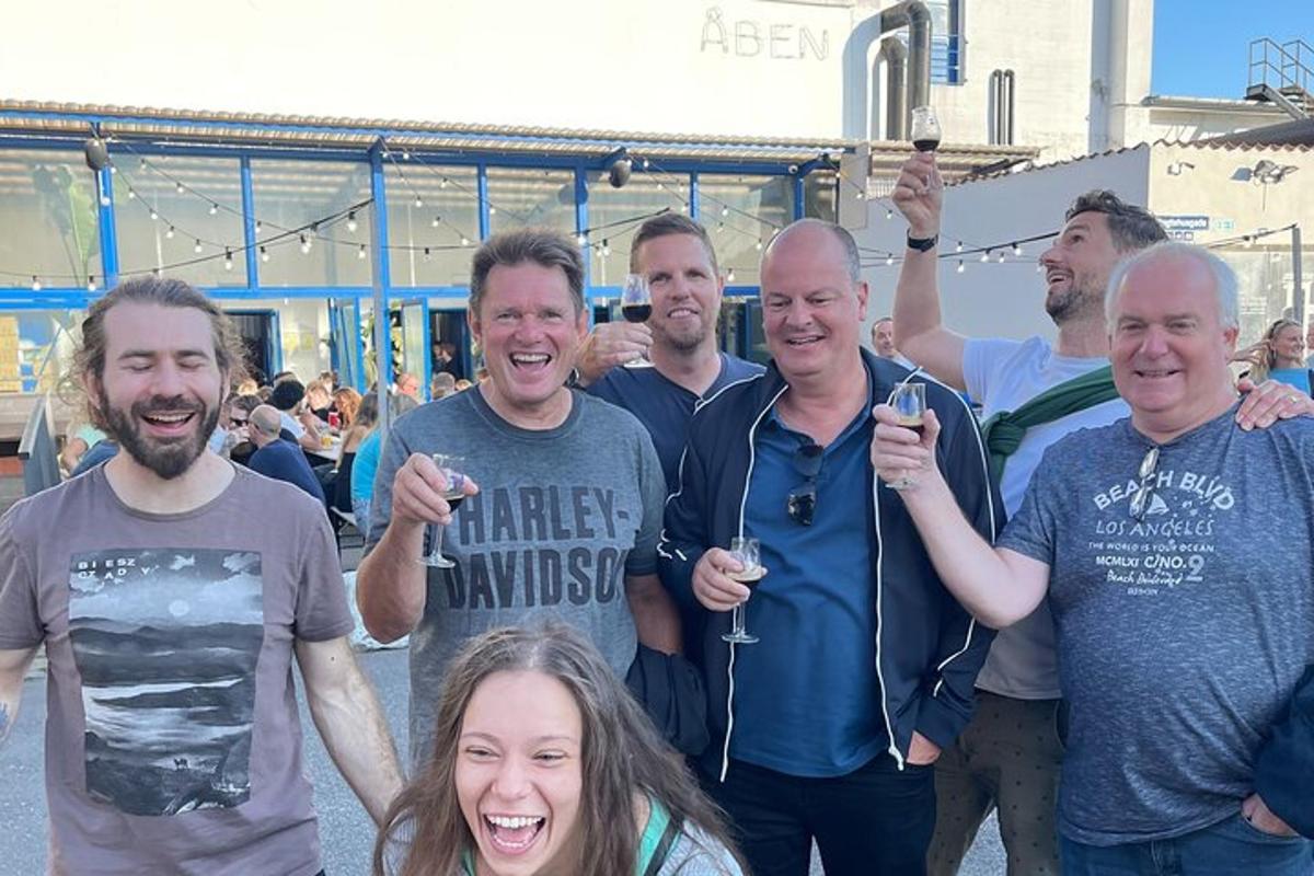 un grup de persones sostenint copes de vi