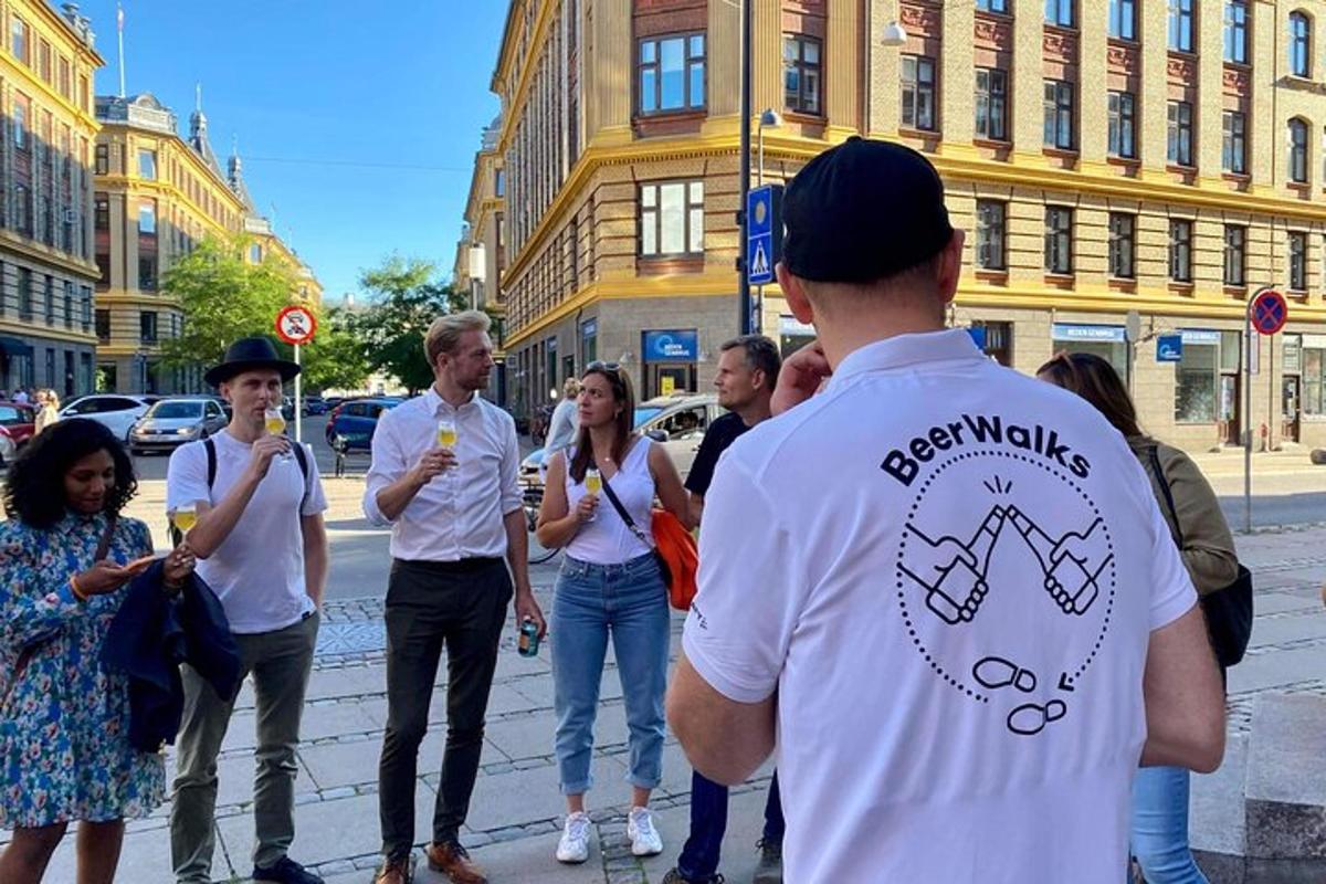 un grup de persones dempeus en un carrer de la ciutat