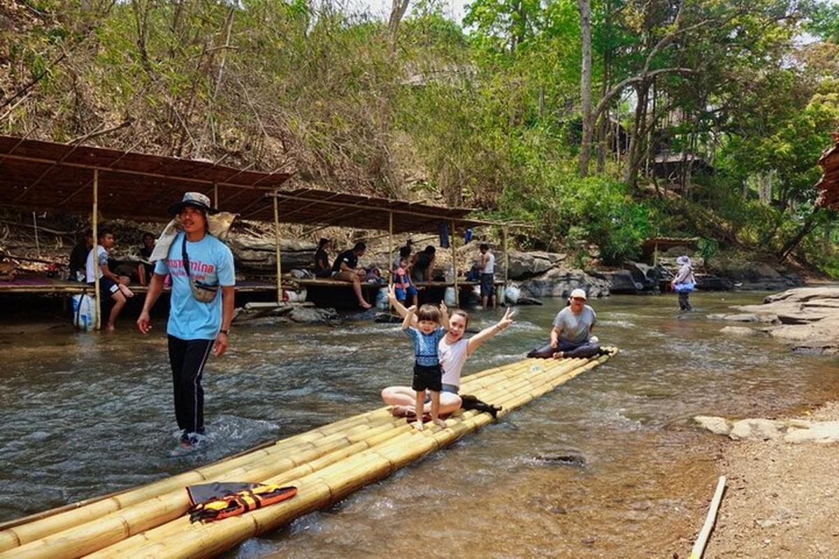 กลุ่มคนกำลังข้ามสะพานไม้ไผ่ในแม่น้ำ
