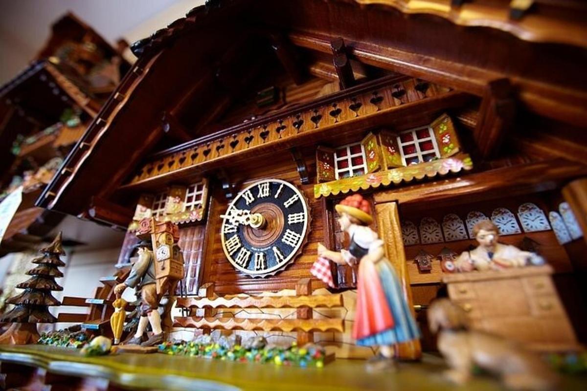 Un modelo de una casa con un reloj en ella.
