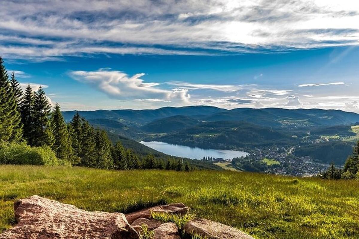 Una vista de una montaña con un lago en la distancia.