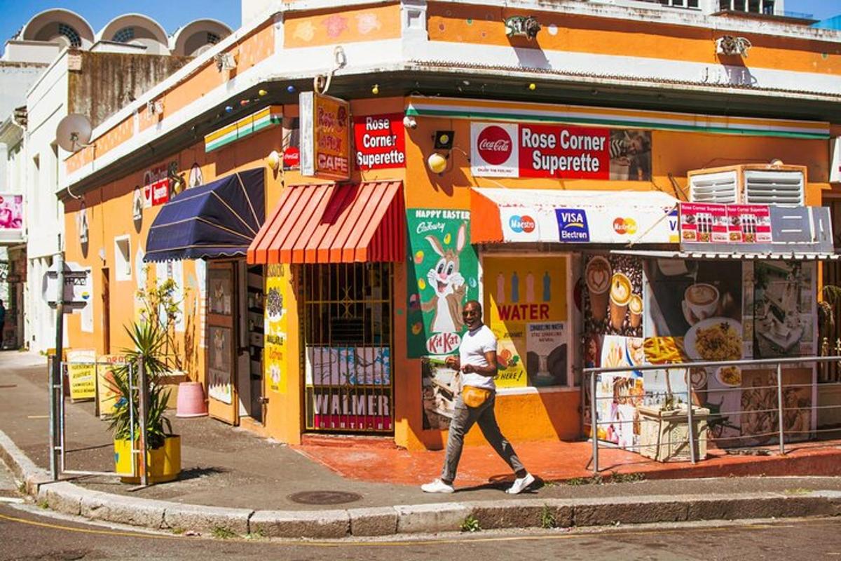 una dona que passa per davant d'una botiga al carrer