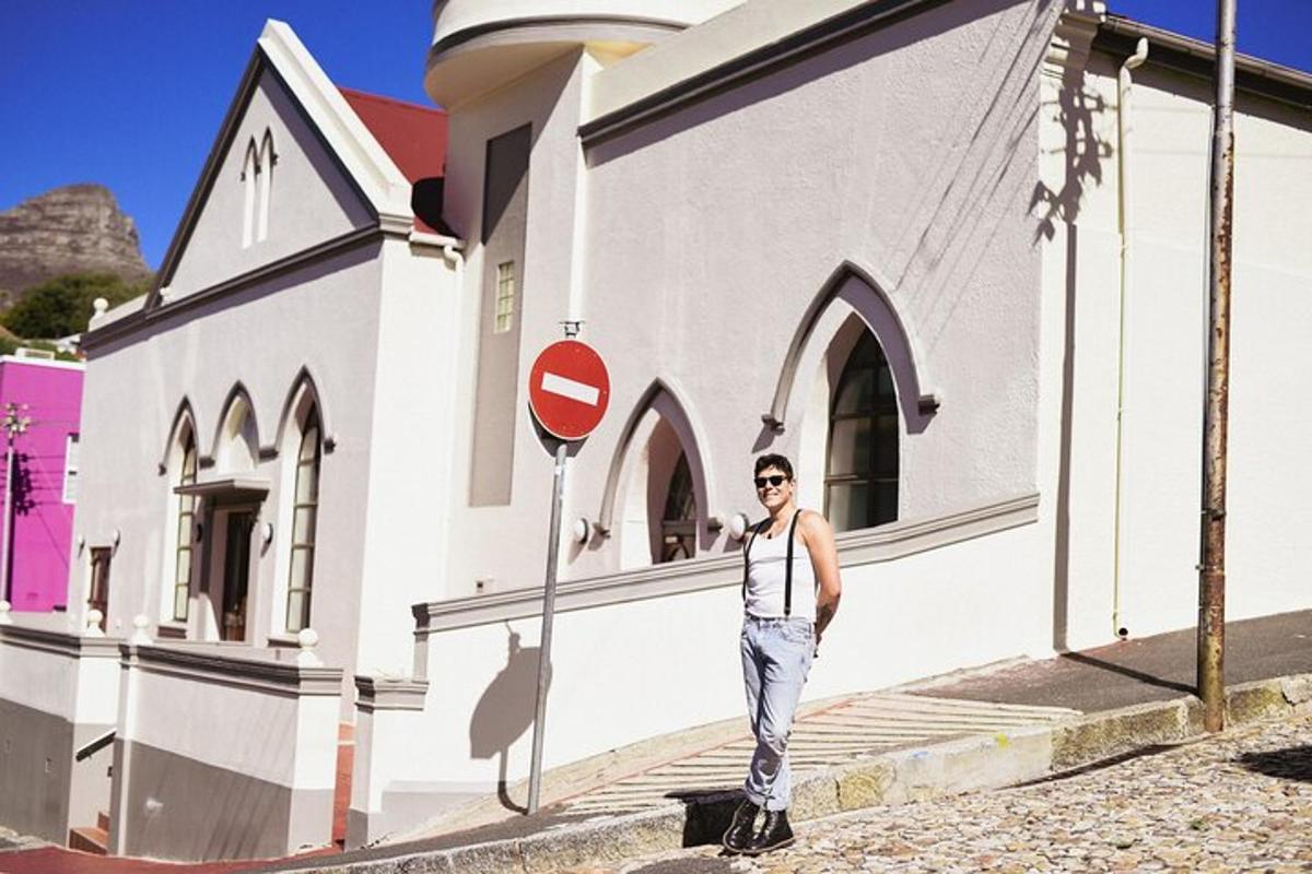 un home està dret davant d'una església
