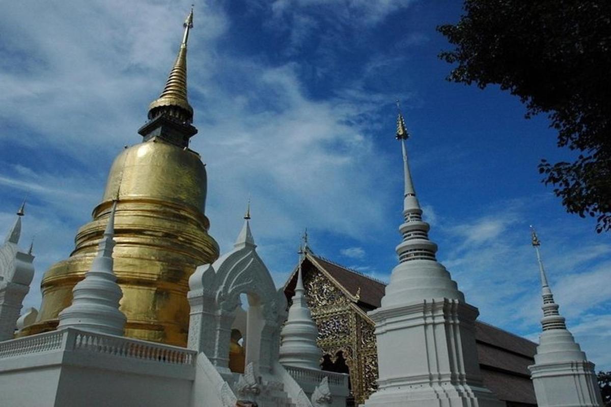 um edifício dourado e branco com uma igreja