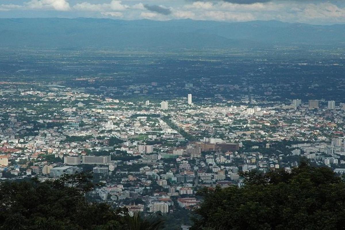 uma vista aérea de uma cidade com edifícios