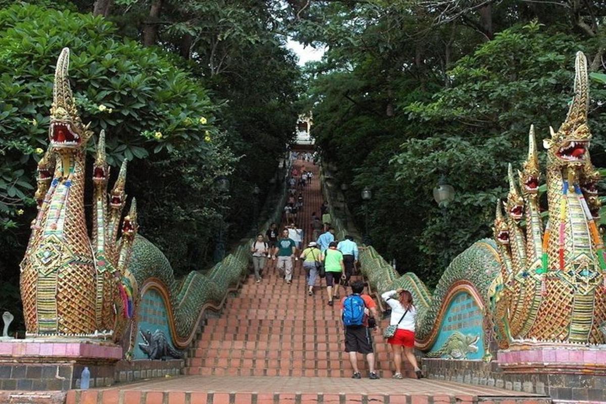 um grupo de pessoas caminhando em uma ponte em um templo