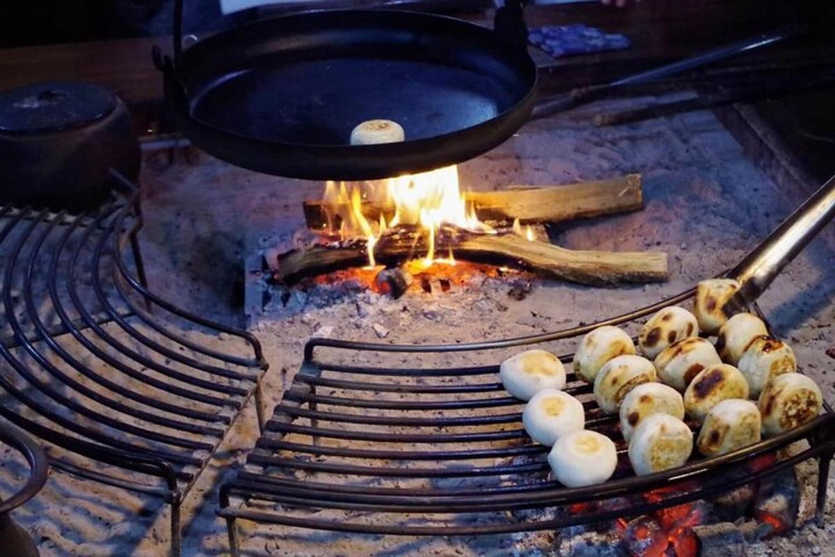 una griglia con un mucchio di cibo sopra