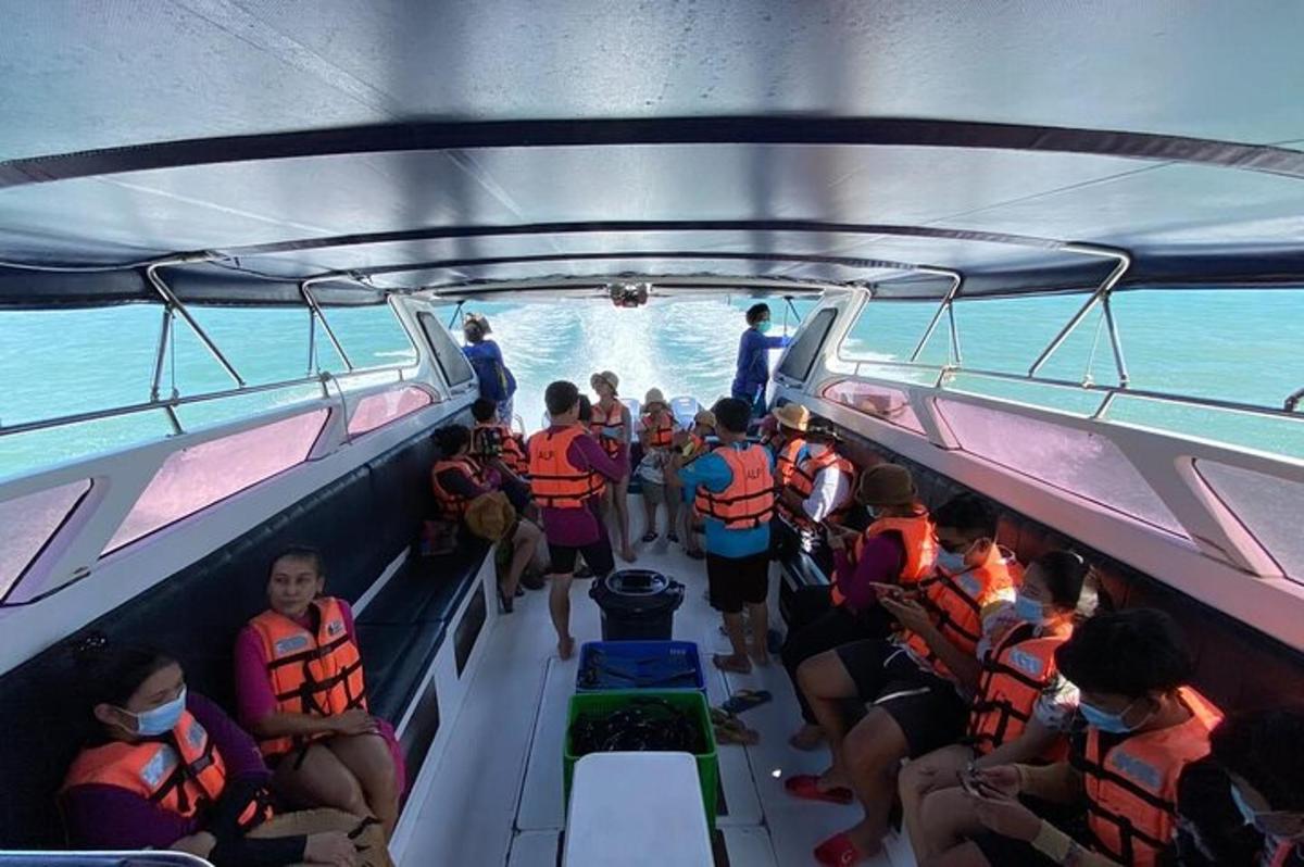 un gruppo di persone sul retro di una barca