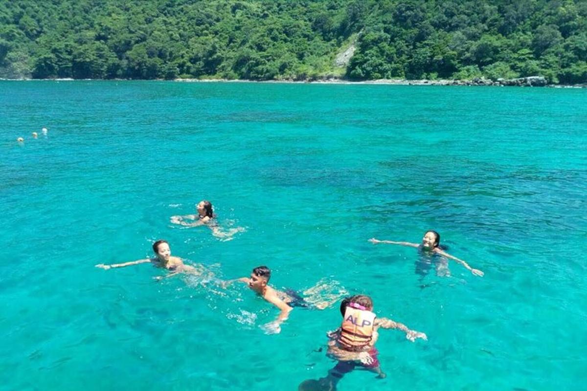 un grup de persones nedant en una massa d'aigua