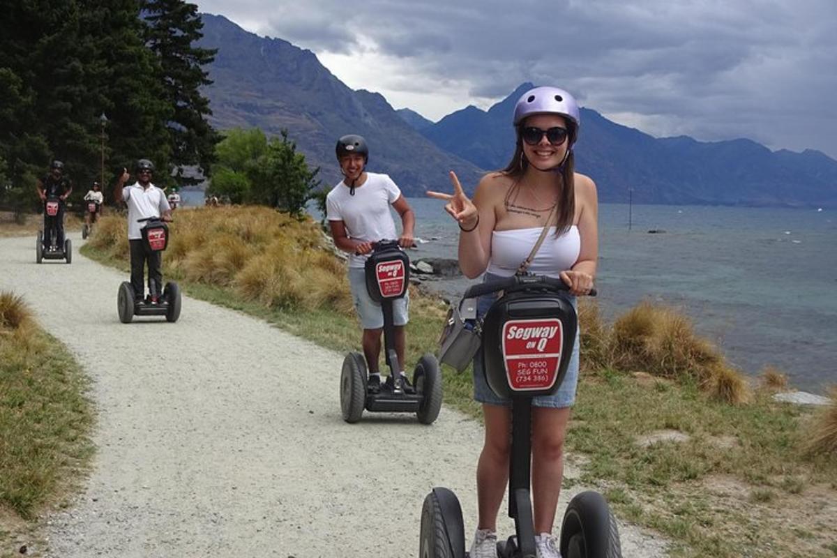 seorang lelaki dan seorang wanita menaiki segway