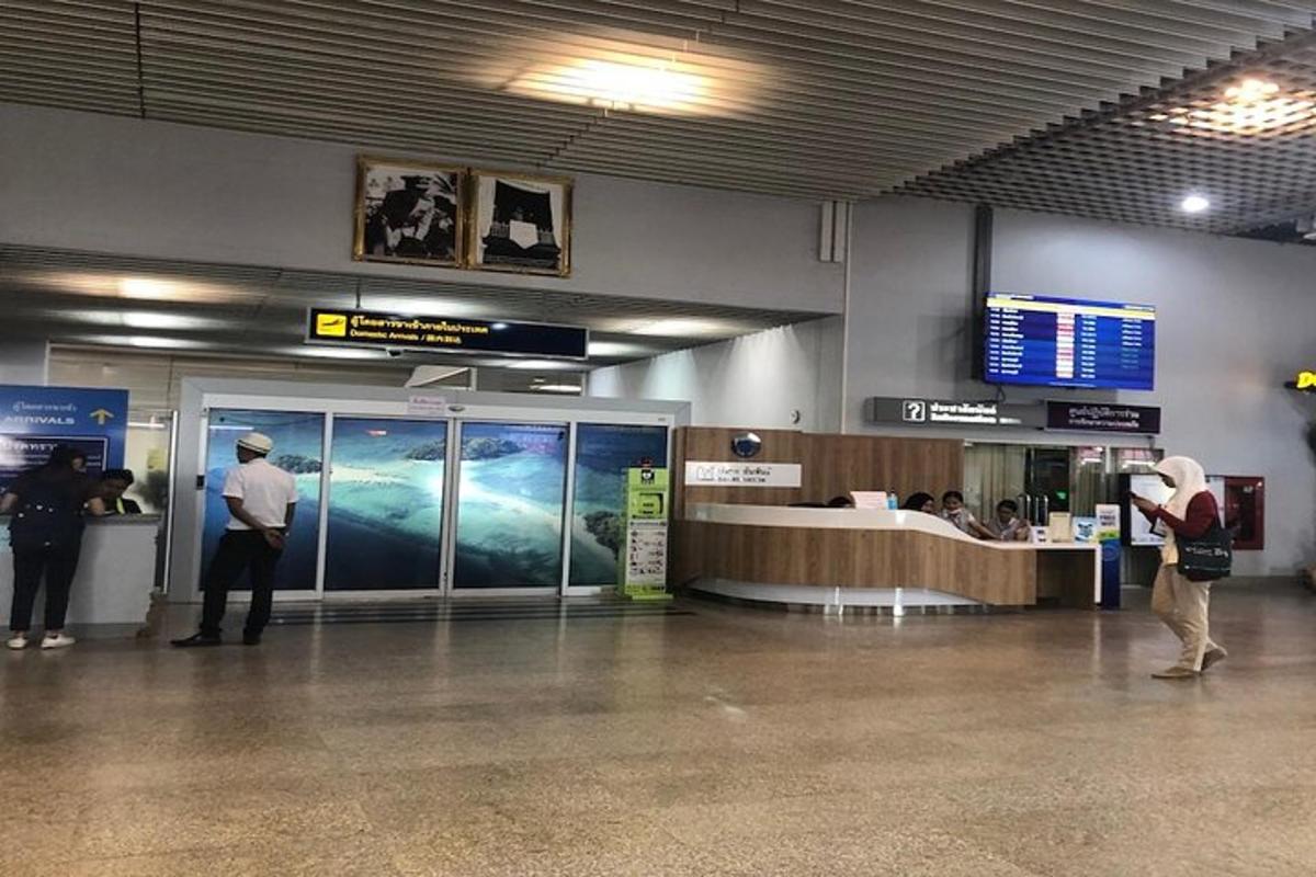 공항 터미널에 서 있는 두 사람