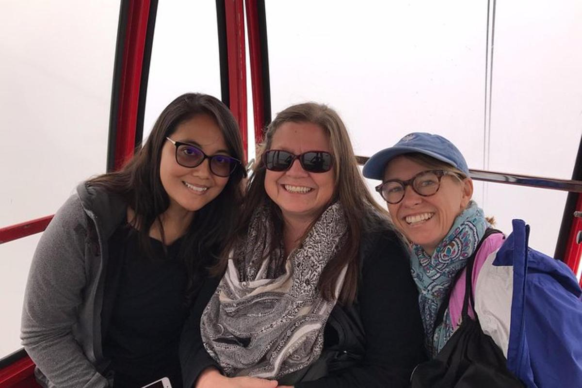 três mulheres posando para uma foto em um barco