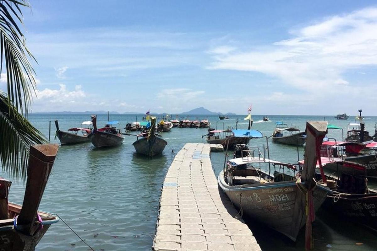 un gruppo di barche attraccate a un molo in acqua