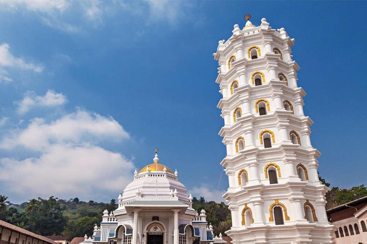 un gran edifici blanc amb una cúpula groga a la part superior