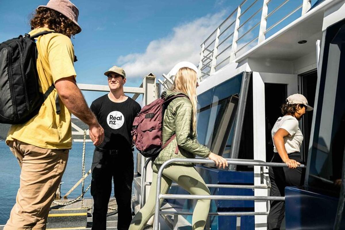 eine Gruppe von Menschen steht auf dem Deck eines Bootes