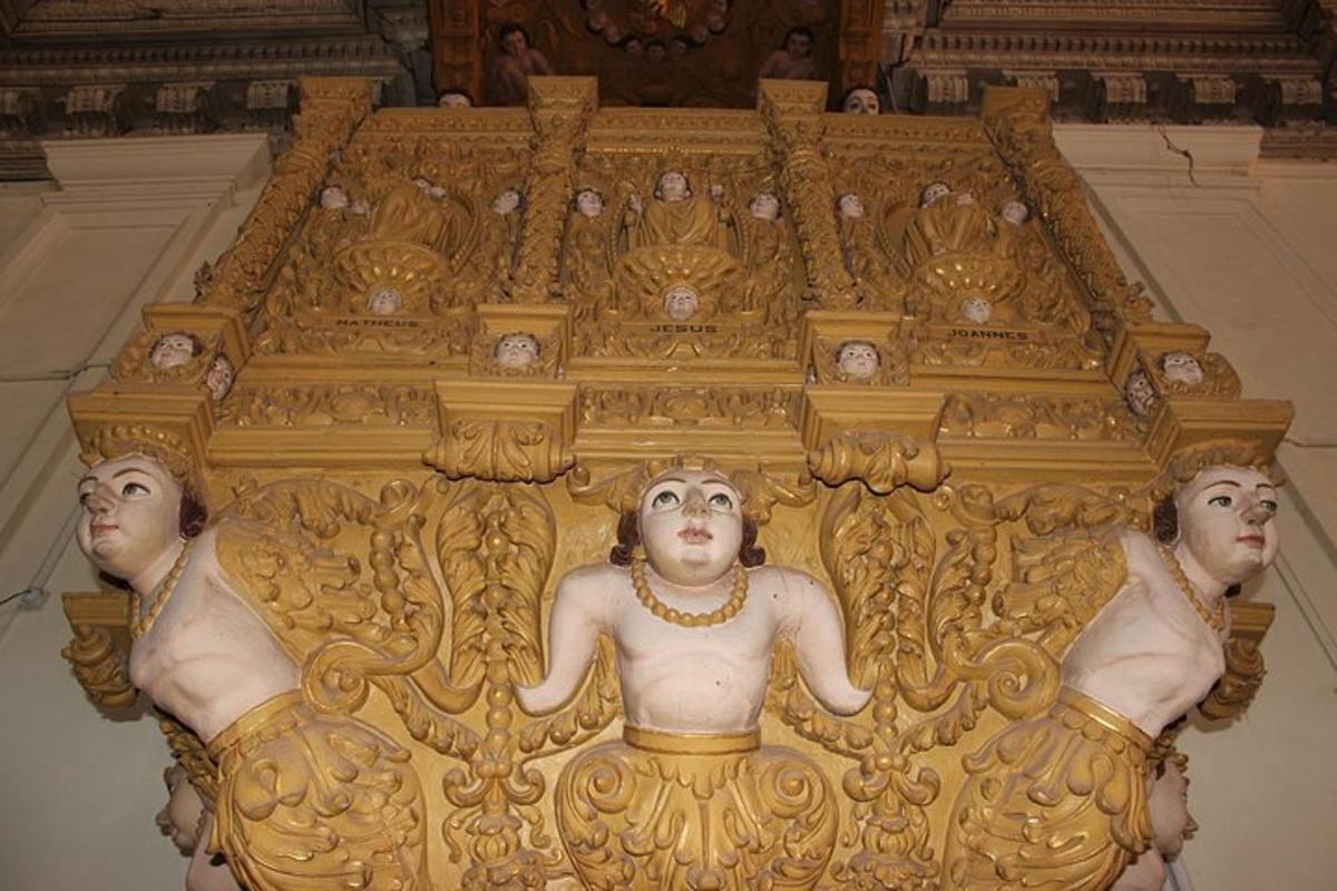 una estàtua d'or de tres homes en una habitació