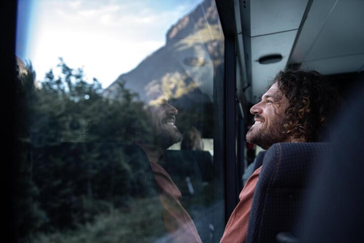 zwei Männer sitzen in einem Bus und schauen aus dem Fenster