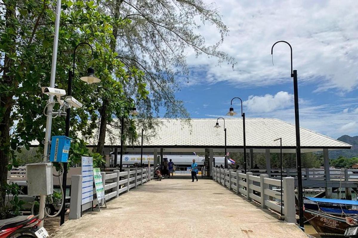 dermaga dengan seseorang berjalan di jembatan