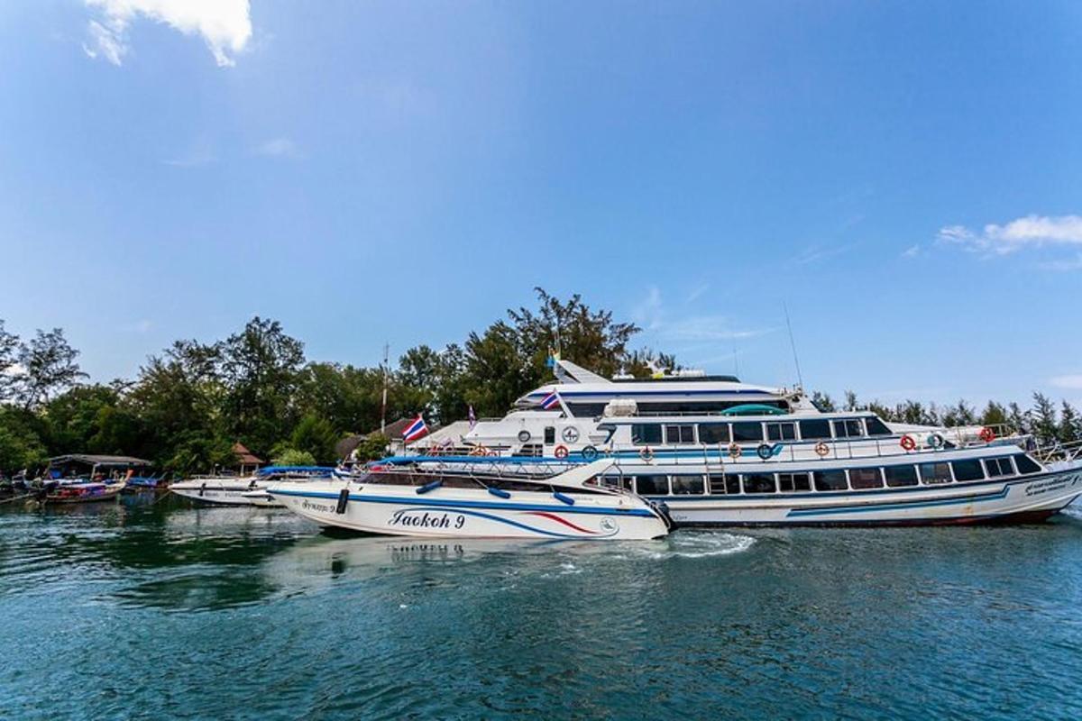tiga perahu berlabuh di air