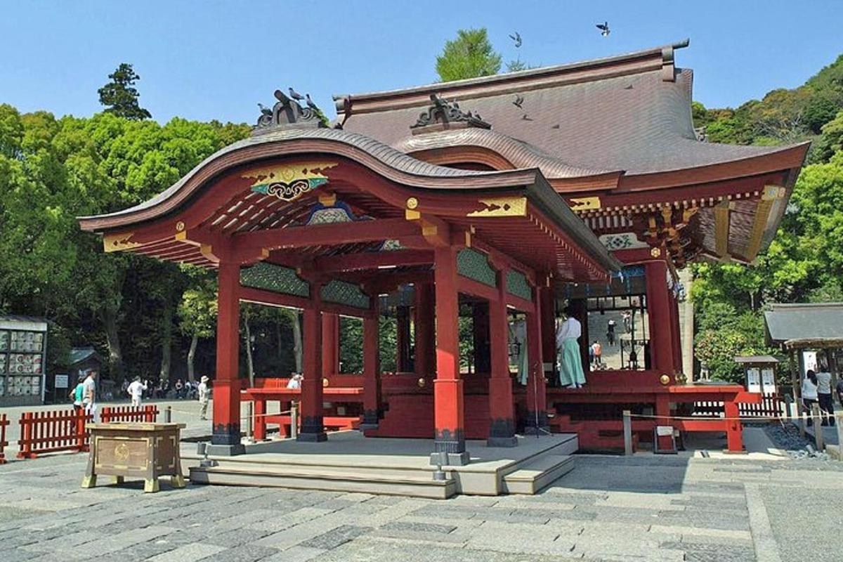 een paviljoen in een park met een persoon erin