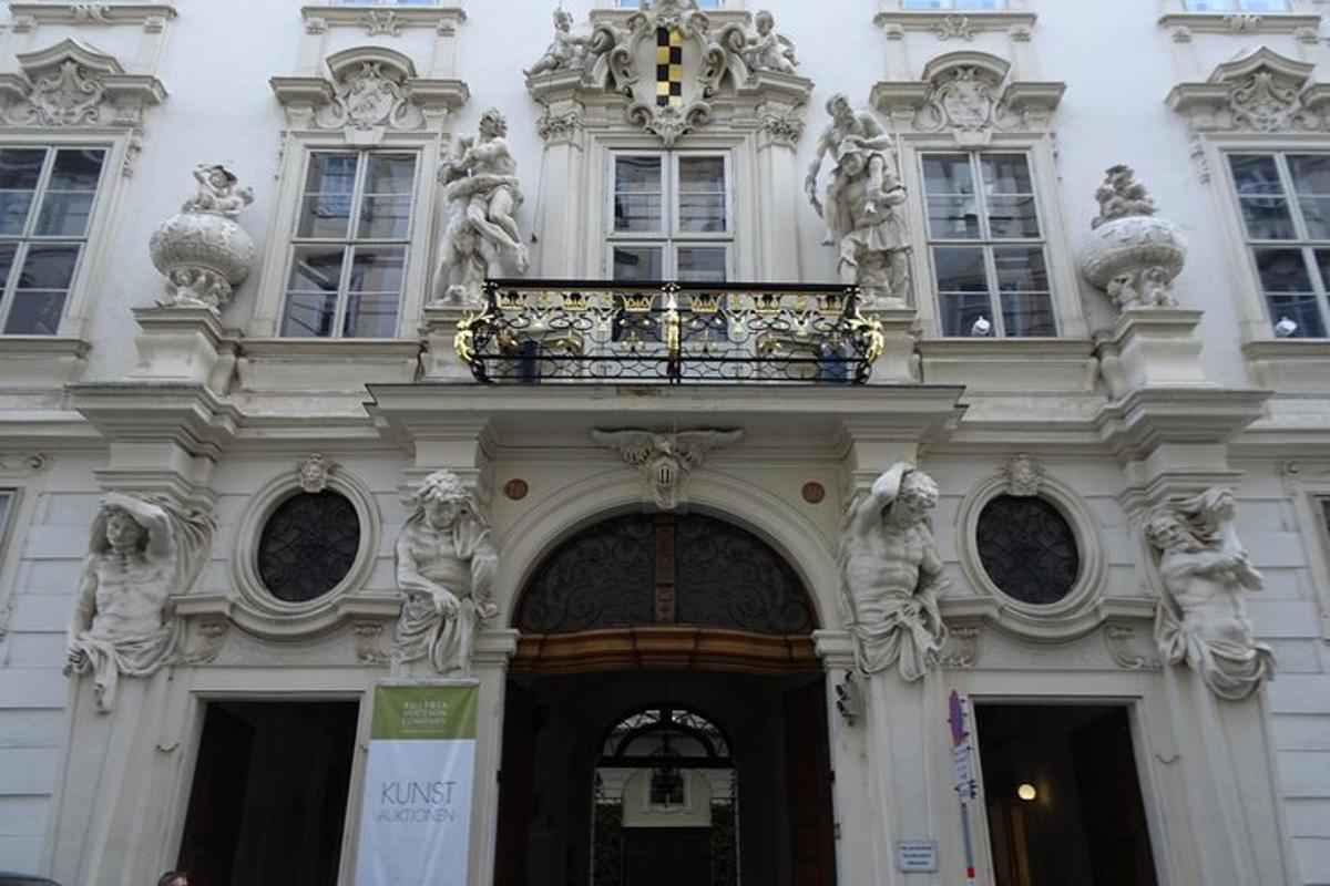 un edifici amb un balcó a sobre