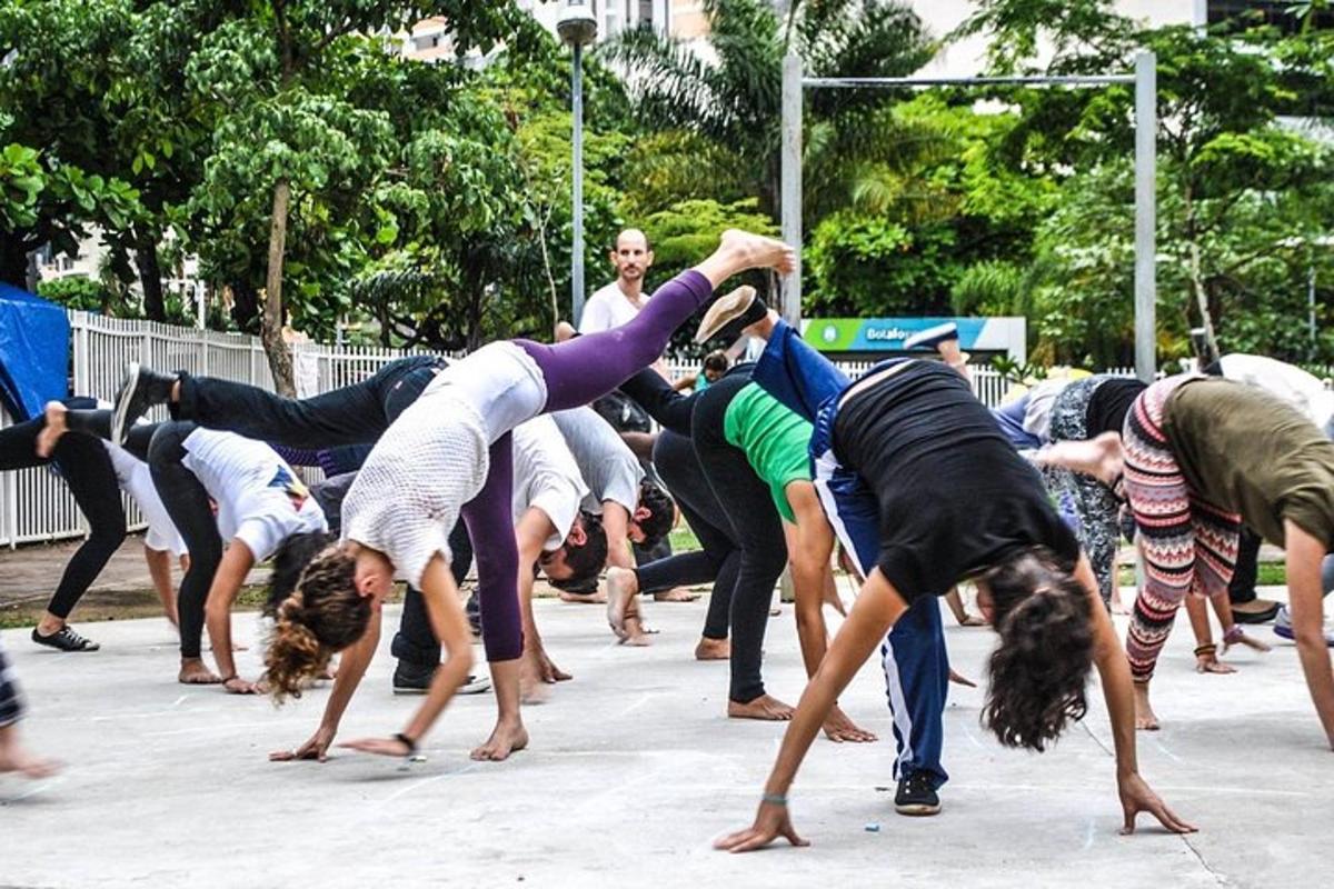một nhóm người đang tập tư thế yoga trong công viên