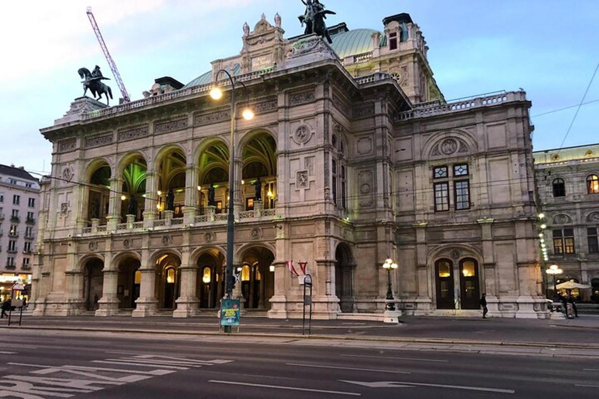 velká kamenná budova na městské ulici