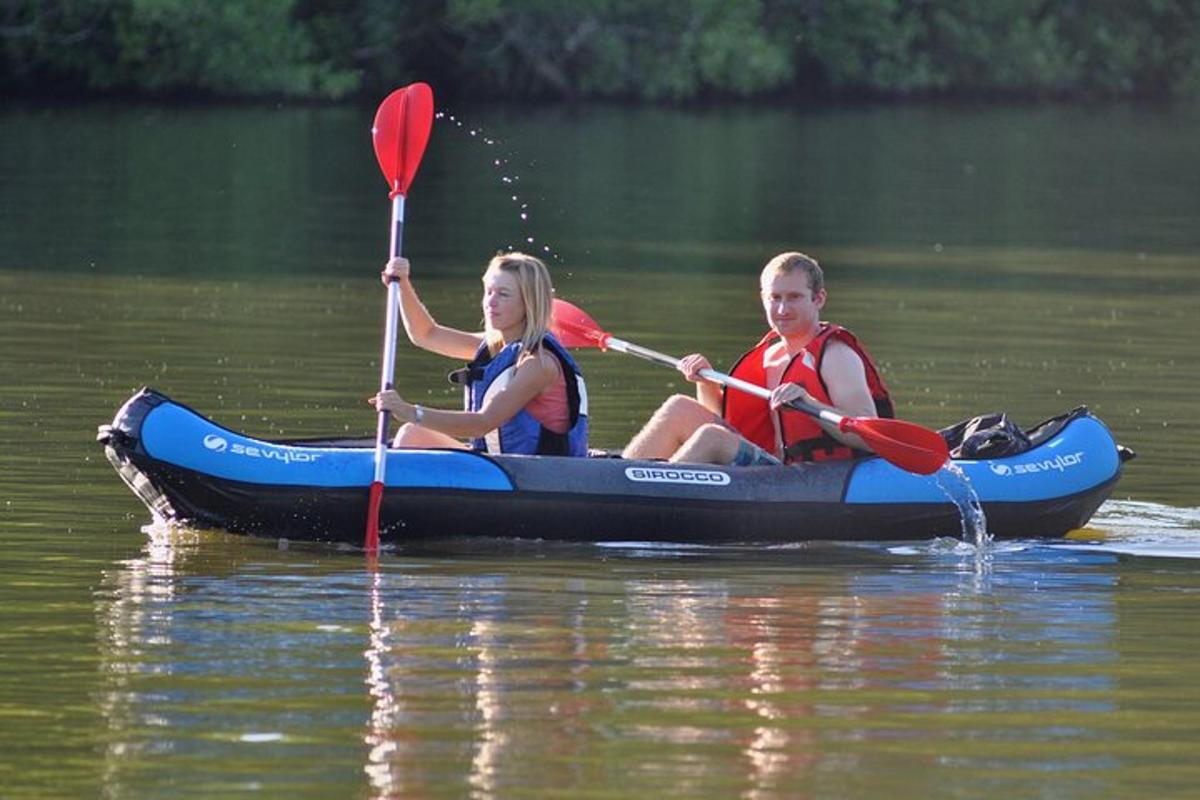 due persone sono in canoa sull'acqua