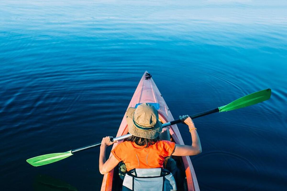 una donna in kayak sull'acqua